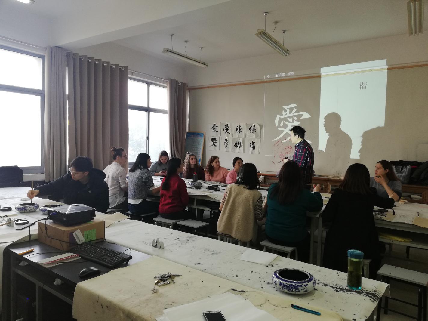 翰墨传情，文化交融——留学生中国传统书法体验活动在龙湖印社研究所成功举办